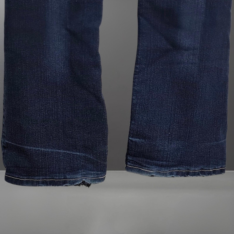 Pantalones vaqueros Wrangler de corte bota, lavado oscuro, con costuras rosas, talla 11/12 x 34 para mujer. imagen 4