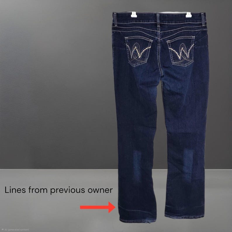 Pantalones vaqueros Wrangler de corte bota, lavado oscuro, con costuras rosas, talla 11/12 x 34 para mujer. imagen 2