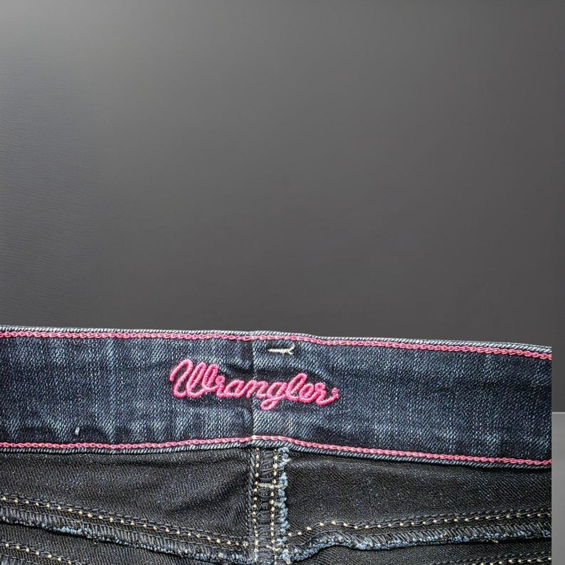 Pantalones vaqueros Wrangler de corte bota, lavado oscuro, con costuras rosas, talla 11/12 x 34 para mujer. imagen 5