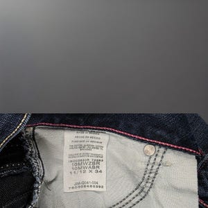 Pantalones vaqueros Wrangler de corte bota, lavado oscuro, con costuras rosas, talla 11/12 x 34 para mujer. imagen 6
