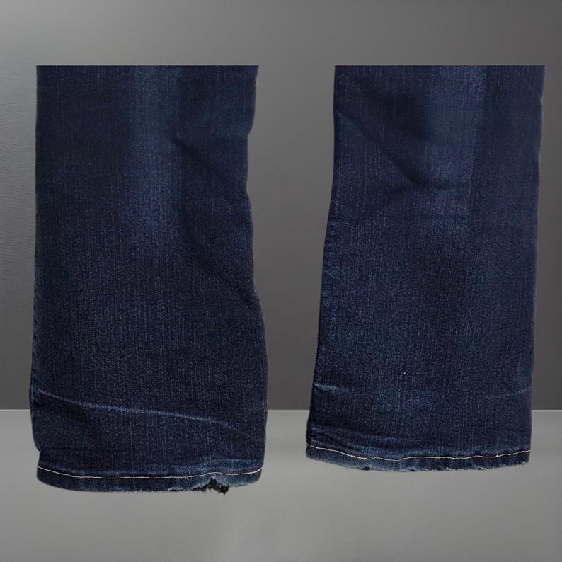 Pantalones vaqueros Wrangler de corte bota, lavado oscuro, con costuras rosas, talla 11/12 x 34 para mujer. imagen 3