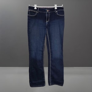 Pantalones vaqueros Wrangler de corte bota, lavado oscuro, con costuras rosas, talla 11/12 x 34 para mujer. imagen 1