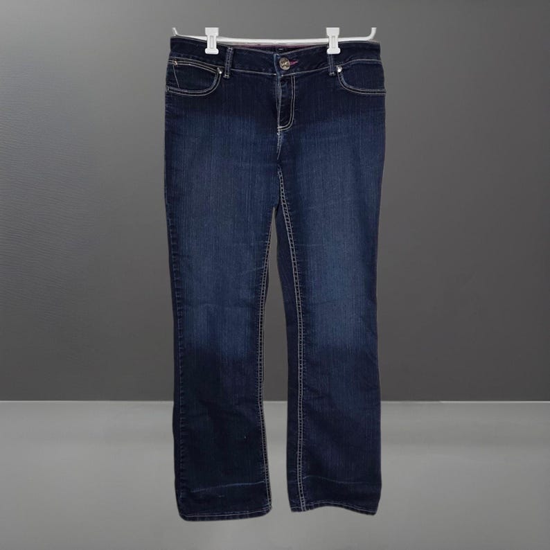 Pantalones vaqueros Wrangler de corte bota, lavado oscuro, con costuras rosas, talla 11/12 x 34 para mujer. imagen 1