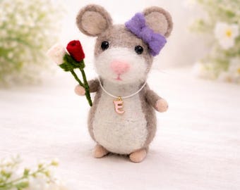 イニシャルチャーム付きパーソナライズドニードルフェルトマウス – 手作りのかわいい動物ギフト、ミニウールマウス、彼女へのユニークなギフト、花を持ったマウス