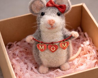 Filz Maus Figur Mutter Geschenk, Handgefertigte Maus mit Herz Anhänger Girlande, Waldtier Kunst, Cottagecore Dekor, personalisierte Maus Dekor Geschenk