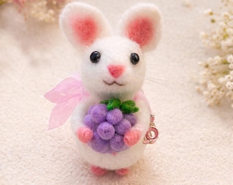 パーソナライズされたフェルト製ネズミの置物、手作りのかわいい動物チャーム、カスタムレターギフト、ブドウとイチゴのぬいぐるみ、バッグチャーム、彼女へのユニークなギフト