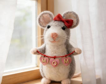 フェルト製ネズミの置物、お母さんへのギフト、ハートチャームガーランド付き手作りネズミ、森の動物アート、コテージコアデコレーション、パーソナライズされたネズミのデコレーションギフト