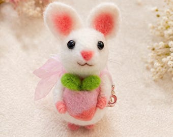 手作りのフェルト製ネズミの置物（桃、イチゴ、ブドウ付き）かわいいミニフェルトギフト、パーソナライズされたウールフェルト動物、カスタムネズミチャーム