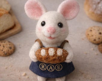 Personalisierte Bäckermaus mit Brot - Handgefertigtes Filzwolletier, benutzerdefinierte erstes Begleitergeschenk, gemütliches Geschenk für sie, Miniatur-Handwerkerfigur