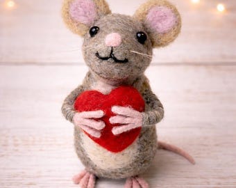 Handgefertigte Maus aus Wolle mit rotem Herz