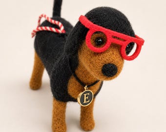 Colgante de fieltro personalizado con forma de perro salchicha: colgante para bolso hecho a mano con forma de perro salchicha, adorno con letra personalizada, bonito regalo minimalista para amantes de los perros, perro de fieltro