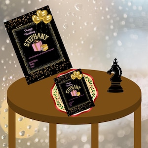 Puede incluir: Una invitación de cumpleaños con el nombre "STEPHANY" en letras doradas, adornada con globos dorados e ilustraciones de regalos. Una pieza de ajedrez negra está sobre una mesa marrón, con una segunda invitación en un plato decorativo.