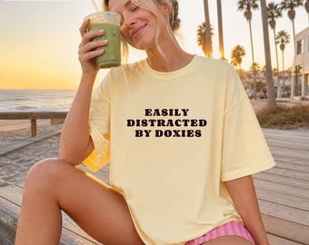 T-shirt i komfortfärg, unisex, lätt distraherad av hundar, taxhund, rolig tax, present till hundmamma