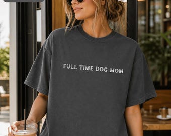 Komfortfärgad unisex-t-shirt, heltidshundmamma rolig t-shirt, hundälskarepresent, present till hundmamma, husdjursälskare-t-shirt, husdjursmamma-t-shirt, hund-t-shirt