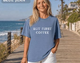 Komfortfärgad unisex-t-shirt - Men först kaffe grafisk t-shirt för kaffeälskare