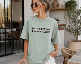 Komfortfärgad unisex-t-shirt, min hund bestämmer mig för att jag gärna håller med, hundälskare-t-shirt, rolig hundt-shirt, hundägare-t-shirt, husdjurst-t-shirt