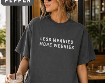 Comfort Color Unisex T-shirt met de tekst "Less Meanies More Weenies", grappig T-shirt voor teckelliefhebbers, schattig teckel-T-shirt, cadeau voor hondenmoeder, teckel-T-shirt