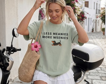 Komfortfärg Less Meanies More Weenies-tröja, rolig hundälskare-tröja, tax-tröja, söt wienerhund-t-shirt, hundmamma-present, korvhund-tröja