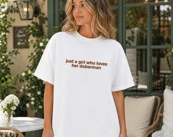 Komfortfärgad unisex-t-shirt, bara en tjej som älskar sin doberman-t-shirt | Doberman-älskare-t-shirt, hundmamma-tröja, present till henne, hundmamma-present