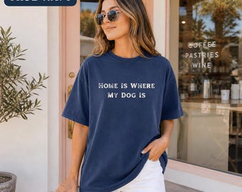 Komfortfärgad unisex-t-shirt, hem är där min hund är-t-shirt, hundälskare-t-shirt, rolig hundälskare-t-shirt, present till hundmamma och pappa, hundpresentkläder
