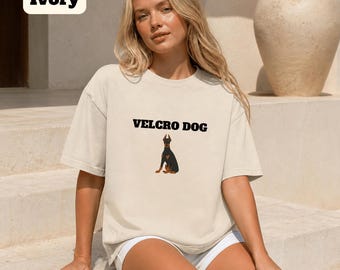 Komfortfärger unisex t-shirt, rolig doberman-tröja, kardborreband för hundar, doberman-grafiktröja, hundmamma-present, hundpappa-tröja