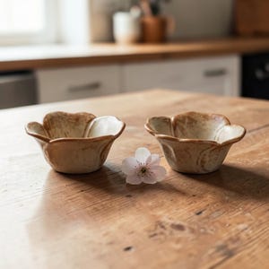Salsera de cerámica con forma de pétalo, hecha a mano, rústica, marrón, con forma de flor. Plato para condimentos estilo Wabi Sabi japonés.