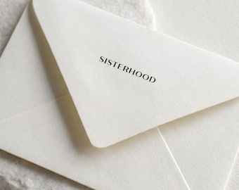 Maqueta PSD de sobre minimalista color crema / Plantilla de papelería para marca / Invitación de boda (Descarga digital)