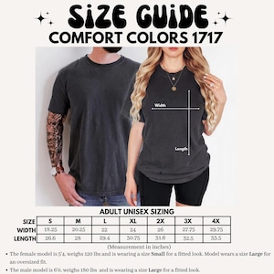 Puede incluir: Una gu&iacute;a de tallas para camisetas Comfort Colors 1717. La gu&iacute;a incluye medidas para tallas unisex de adulto S a 4XL, con un ancho que va de 46,35 cm a 75,57 cm y una longitud de 67,56 cm a 85,09 cm. La imagen tambi&eacute;n muestra un modelo masculino y femenino que lleva las camisetas.
