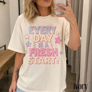 Koszulka z grafiką „Świeży start”, inspirująca koszulka z motywacją do codziennej pracy nauczyciela, koszulka z pozytywnym przesłaniem do klasy, koszulka z nadrukiem Comfort Colors® zdjęcie 6