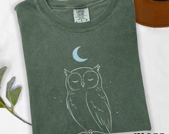 Vintage T-Shirt mit Halbmond-Eule-Motiv, Shirt für nachtaktive Vögel, Oberteil im himmlischen Waldstil, Geschenkidee für Eulenliebhaber von Comfort Colors®
