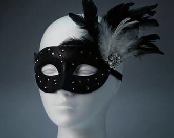 Máscara de plumas negras y rojas, máscara de plumas góticas, máscara de plumas para mascarada, máscara de ojos de cuero negro, máscara de plumas de carnaval, máscara de ojos de plumas