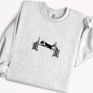 Maglietta per l'agilità dei cani / Felpa girocollo Gildan, grafica Border Collie che salta, felpa sportiva per cani, morbida vintage