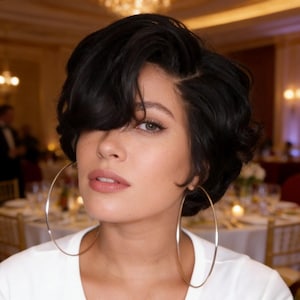 Anpassade etiketter, Kort Vågig Svart Pixie Cut Peruk med Realistiskt Hårfäste – Naturlig Bob Peruk För Vardagsbruk