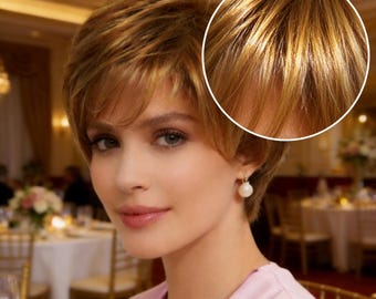 Aangepaste labels, goudbruin getextureerde pixiepruik met highlights - kort synthetisch haarstukje