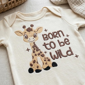Może przedstawiać: Kremowe body niemowlęce z haftem przedstawiającym żyrafę. Żyrafa jest brązowo-beżowa z czarnymi plamami. Napis "BORN to be Wild" jest wyhaftowany na brązowo. Body ma krótkie rękawy i okrągły dekolt.
