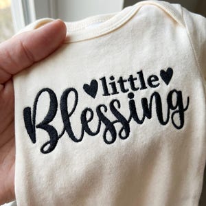 Little Blessing-borduurontwerp, christelijke baby machine borduurwerk, modern schrift Faith PES zomertijd JEF-bestand, kinderkamercadeau