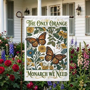 Subtil anti-Trump trädgårdsflagga, "Den enda orangea monarken vi behöver" fjärilsblommig trädgårdsflagga, liberal politisk dekor för trädgården