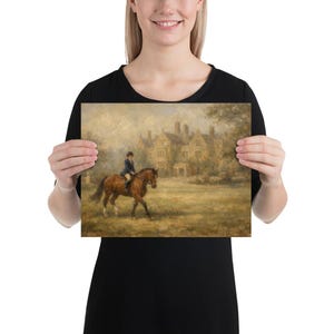 Könnte beinhalten: Ein Kunstdruck mit Reiter-Thema, der einen Reiter auf einem braunen Pferd vor einem großen Herrenhaus zeigt. Das Kunstwerk hat eine Vintage-Ästhetik mit gedämpften Tönen von Grün, Braun und Beige, die ein Gefühl von klassischer Eleganz und ländlichem Charme hervorrufen.