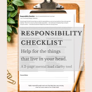 Peut inclure: Un presse-papiers avec une pince métallique contient un papier blanc intitulé "Responsabilité Checklist". Le texte indique "Aide pour les choses qui vivent dans votre tête". Un crayon et un trombone doré sont également visibles. Des feuilles vertes sont dans le coin supérieur gauche.