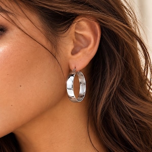 Boucles d'oreilles créoles argentées de 30 mm, style minimaliste audacieux en acier inoxydable, étanches.
