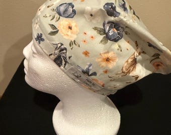 Gorro quirúrgico estilo europeo con estampado de cabra y elástico ajustable.