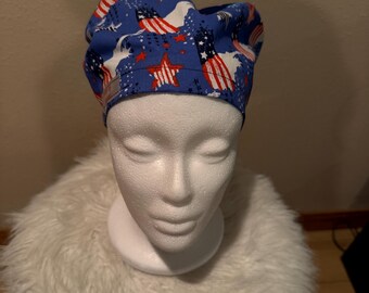 Cappello chirurgico in stile europeo con stampa della Statua della Libertà, parte superiore con motivo a stelle ed elastico regolabile.