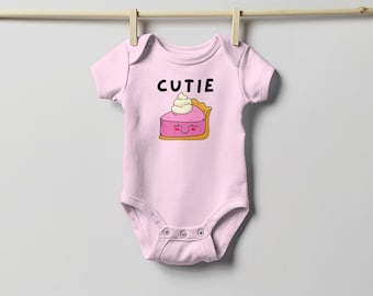 Body kawaii tarte rose, une-pièce pour bébé amateur de desserts sucrés, adorables vêtements de bébé pour gourmets