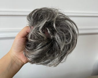 Coque bagunçado de cabelo humano com scrunchie, mechas grisalhas e aplique prateado preto.