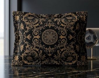 Gold Barock Medaillon Mikrofaser Kissen Schein | Schwarzer Rolle Damast | Vintage Eleganz | Luxus Bettwäsche | Gothic und Whimsigoth Wohnkultur