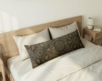 Almohada corporal con medallón barroco dorado / Damasco vintage ornamentado / Elegancia victoriana / Decoración gótica para el hogar / Decoración caprichosa