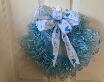 Ręcznie robiony wianek dla chłopca, wykonany z błyszczącej niebieskiej siateczki