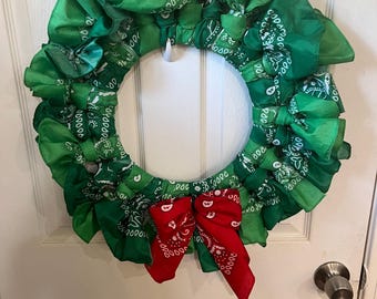 Guirlanda de Natal feita à mão com bandanas verdes, laço duplo, decoração natalina