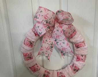 Corona hecha a mano con cinta rosa e hilo grueso rosa. Tres diseños diferentes.