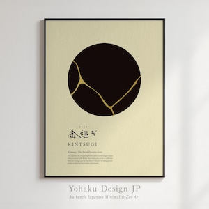 Puede incluir: Impresión enmarcada con un círculo negro con líneas doradas, que representa el arte japonés Kintsugi. La impresión incluye texto en japonés e inglés, con "Kintsugi" y "The Art of Precious Scars". El fondo es de color beige claro.